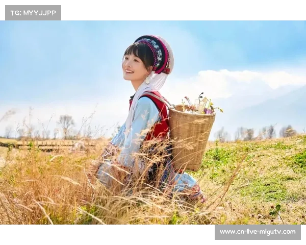 大理环洱海自行车赛:白族阿姨身着传统服饰为选手加油成靓丽风景