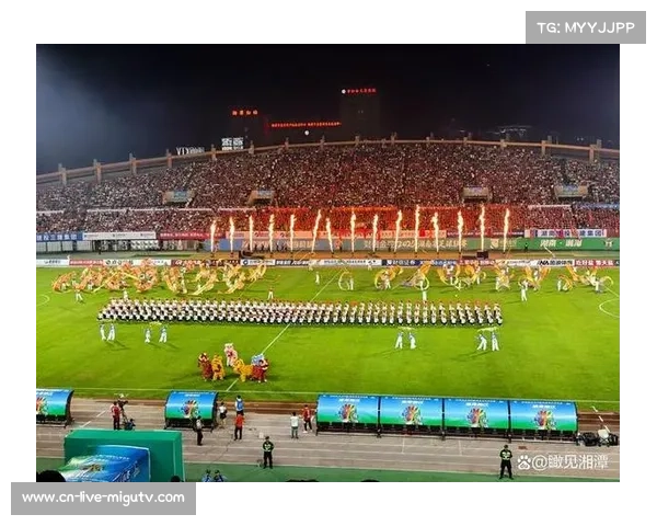 终场哨响，两名对手相互拥抱，诠释“以赛会友”的体育精神